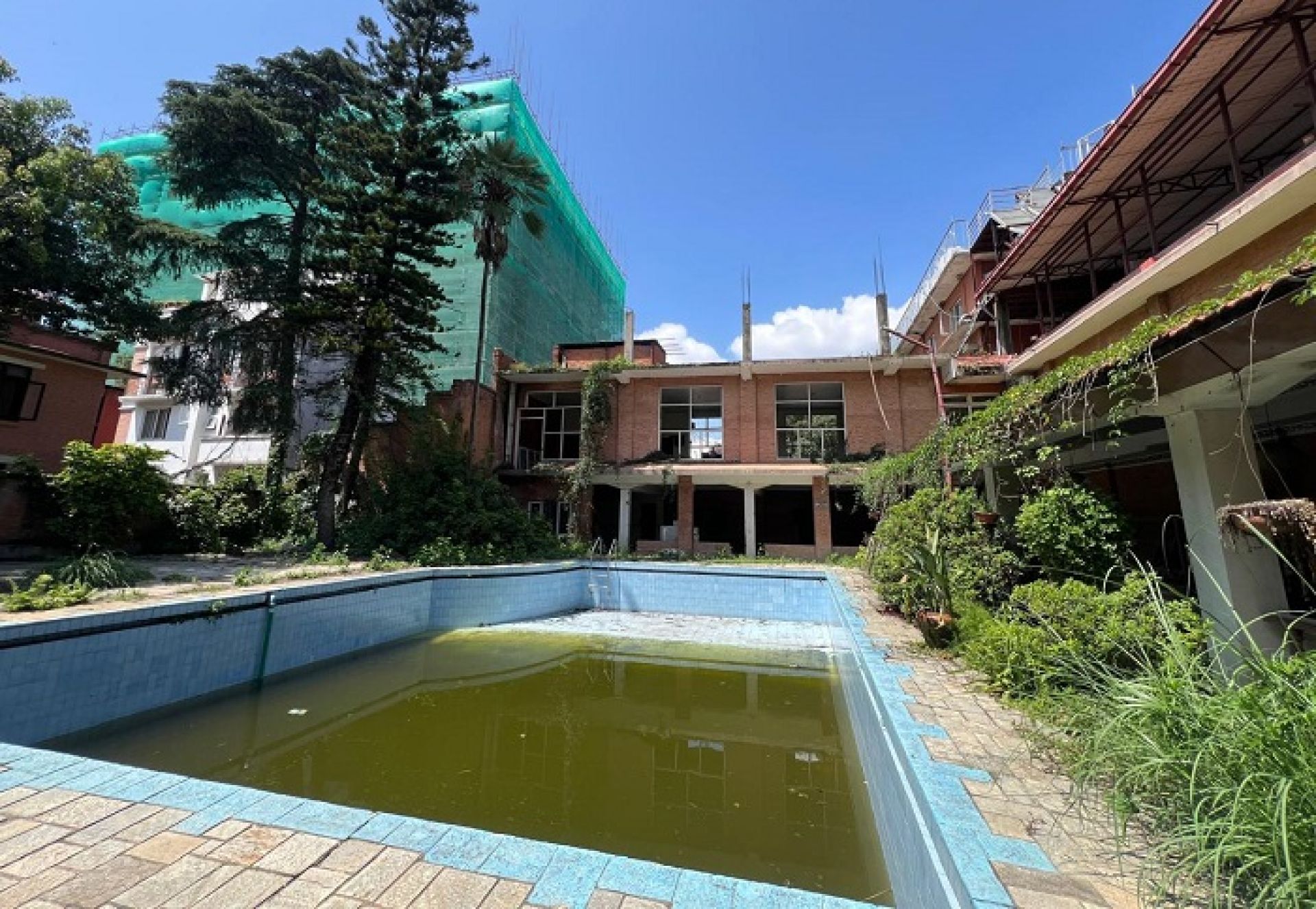 ‘ठूला माछा’को चेपुवामा होटल ग्रिनविच भिलेज, क्षतिपूर्ति दिन समिट होटलको आनाकानी 